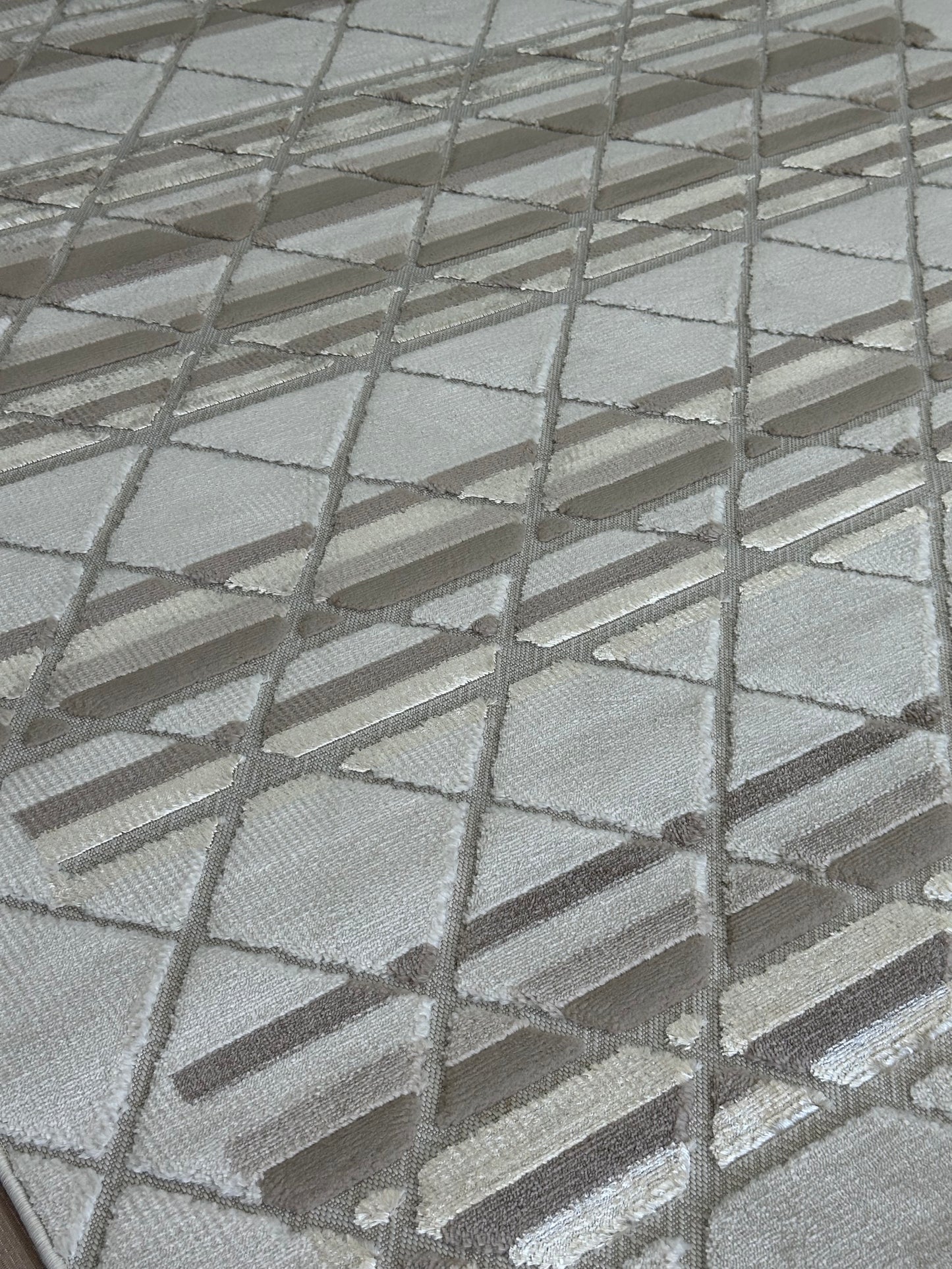 HER Cream & Beige Area Rug – Soft FDY – Elegant & Durable Floor Decor